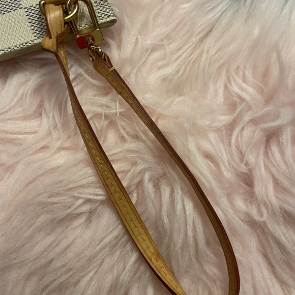 Louis Vuitton Damier wristlet - Picture 3 of 5